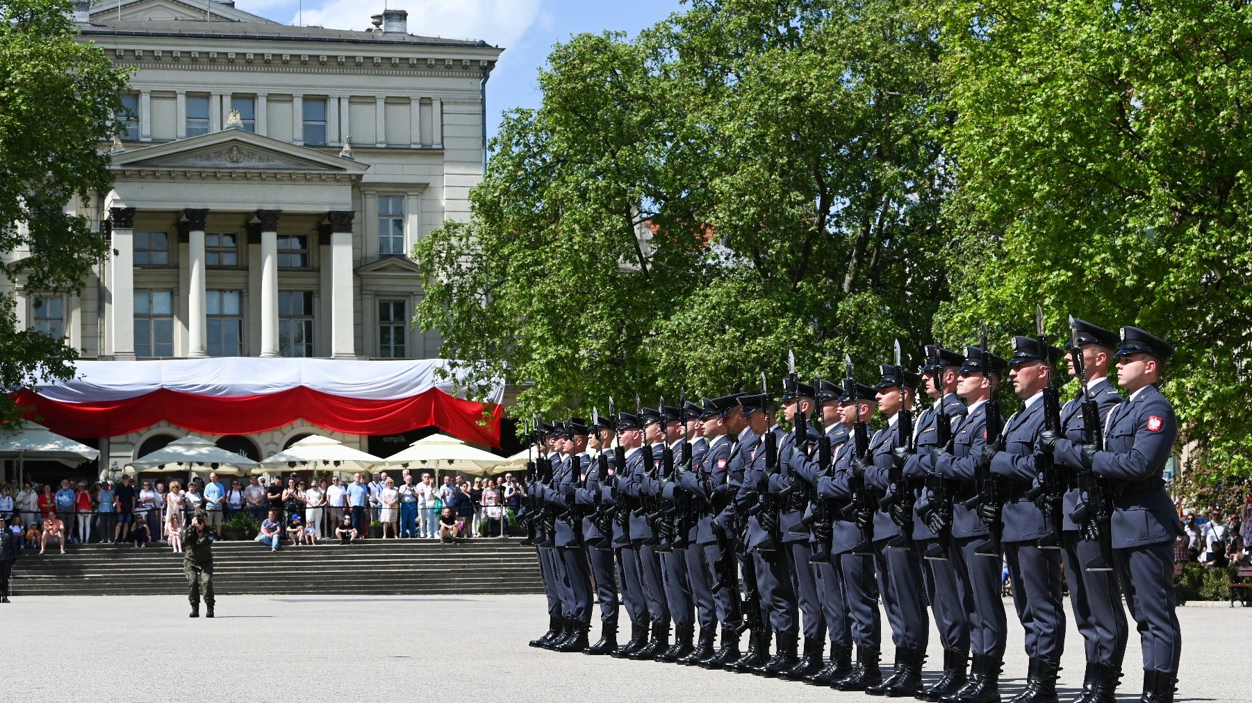 Na zdjęciu żołnierze na placu Wolności