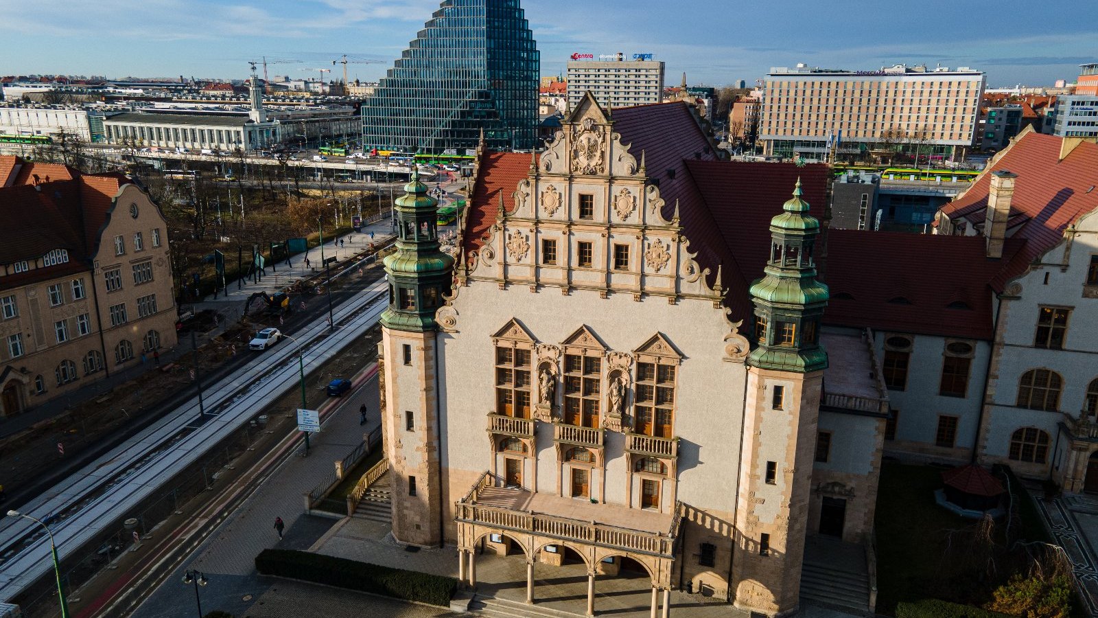 Zdjęcie przedstawia miasto Poznań z góry.