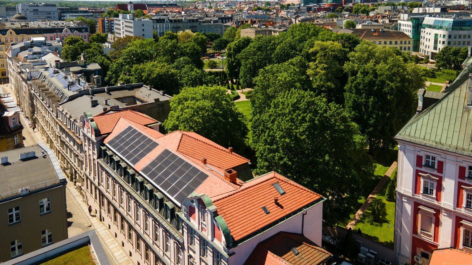 Zdjęcie przedstawia urząd miasta z góry. Na dachu widać panele fotowoltaiczne.