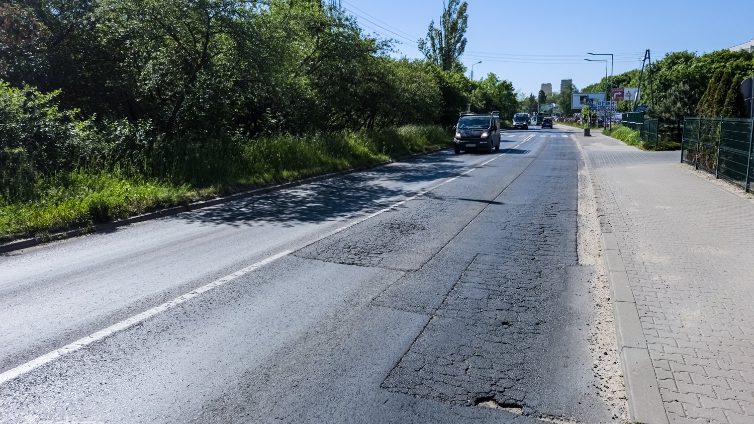 Zdjęcie zniszczonej nawierzchni ul. Umultowskiej