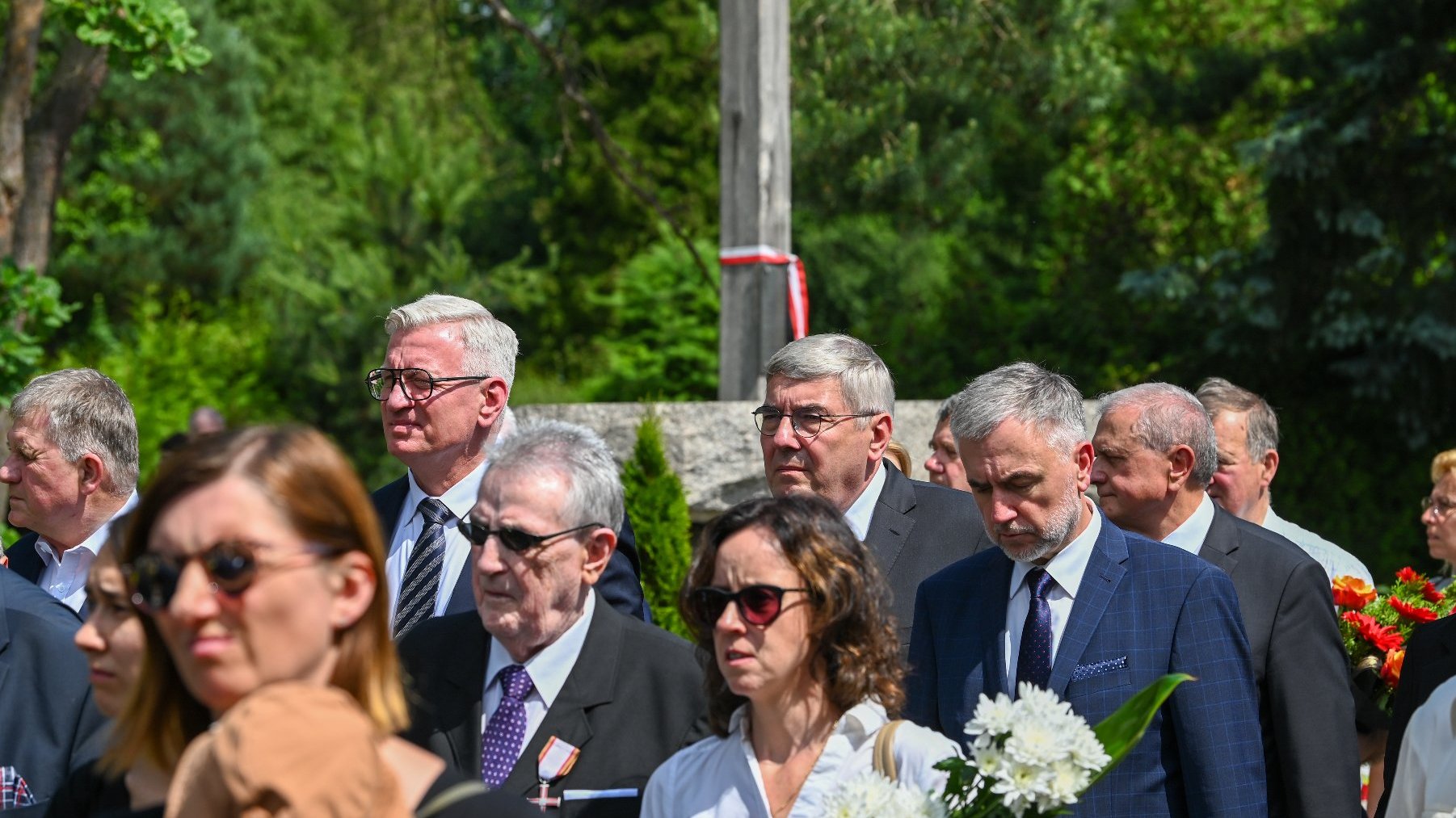 Na zdjęciu uczestnicy pogrzebu w pochodzie