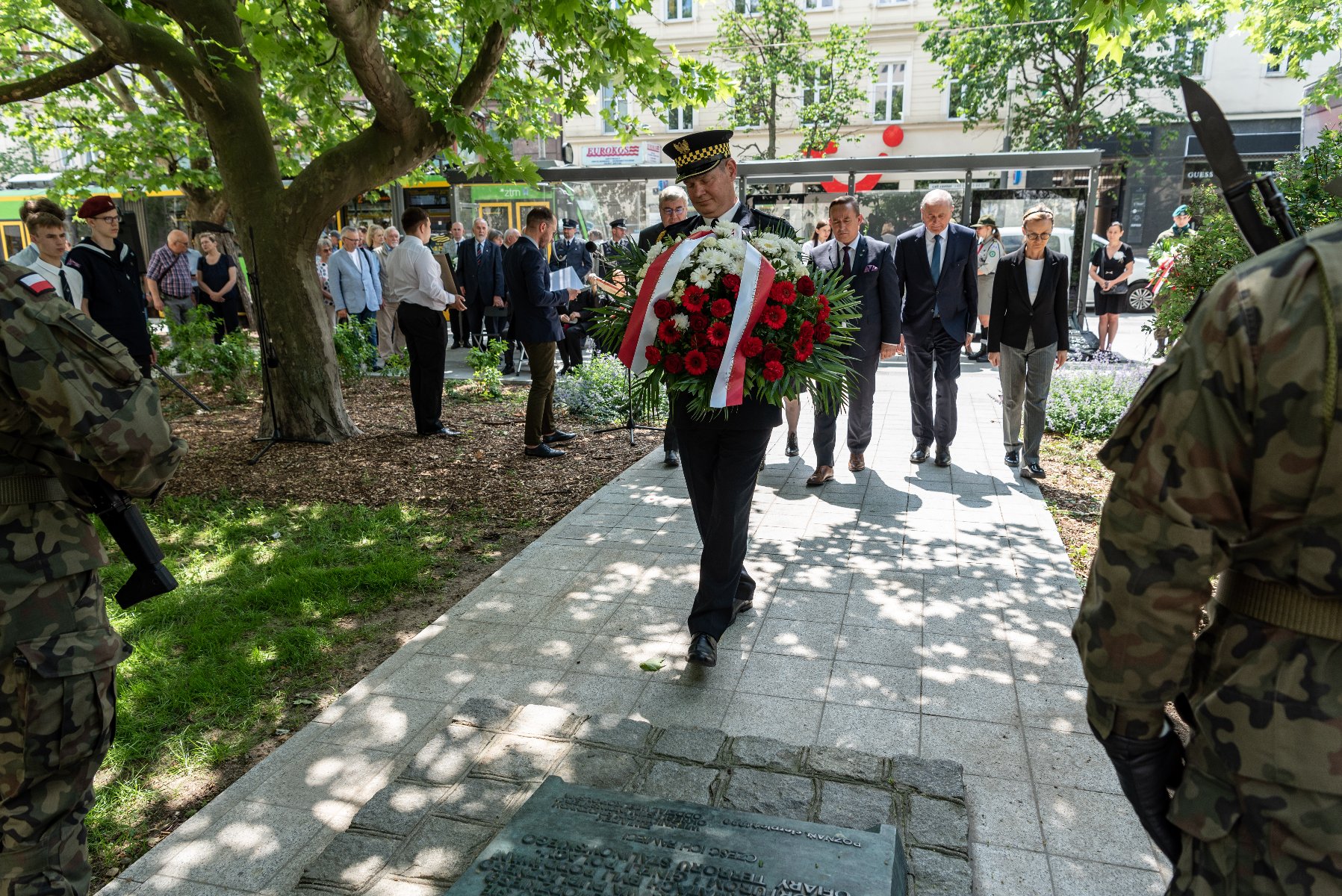 Galeria zdjęć przedstawia obchody Dnia Hołdu i Pamięci Ofiar Reżimu Komunistycznego. - grafika artykułu