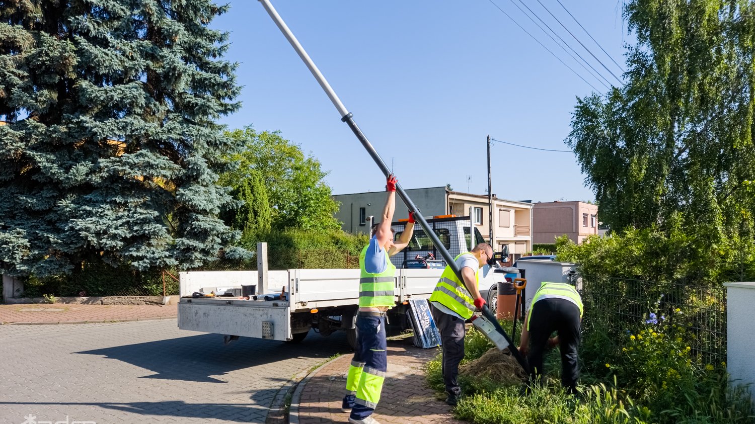 Zdjęcia z montażu w Antoninku nowych tablic z nazwami ulic