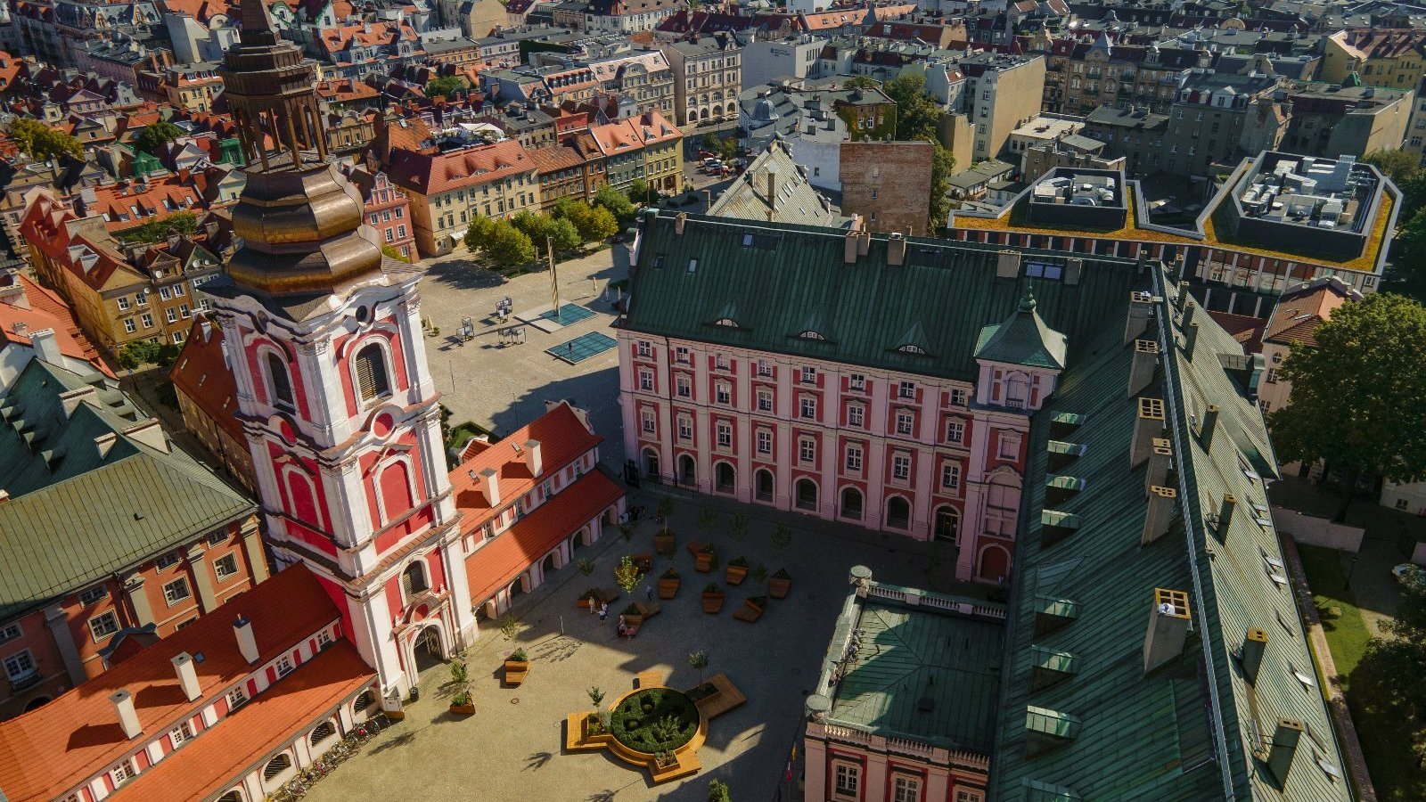 Plac Kolegiacki i urząd miasta widziany z lotu ptaka.