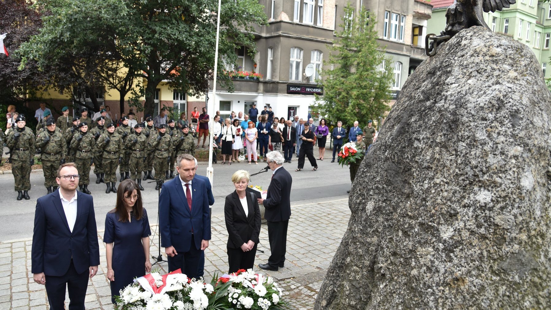 Na zdjęciu delegacja składająca kwiaty pod pomnikiem