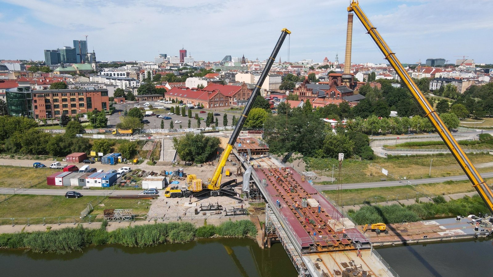 Widok z lotu ptaka na plac budowy mostów Berdychowskich.