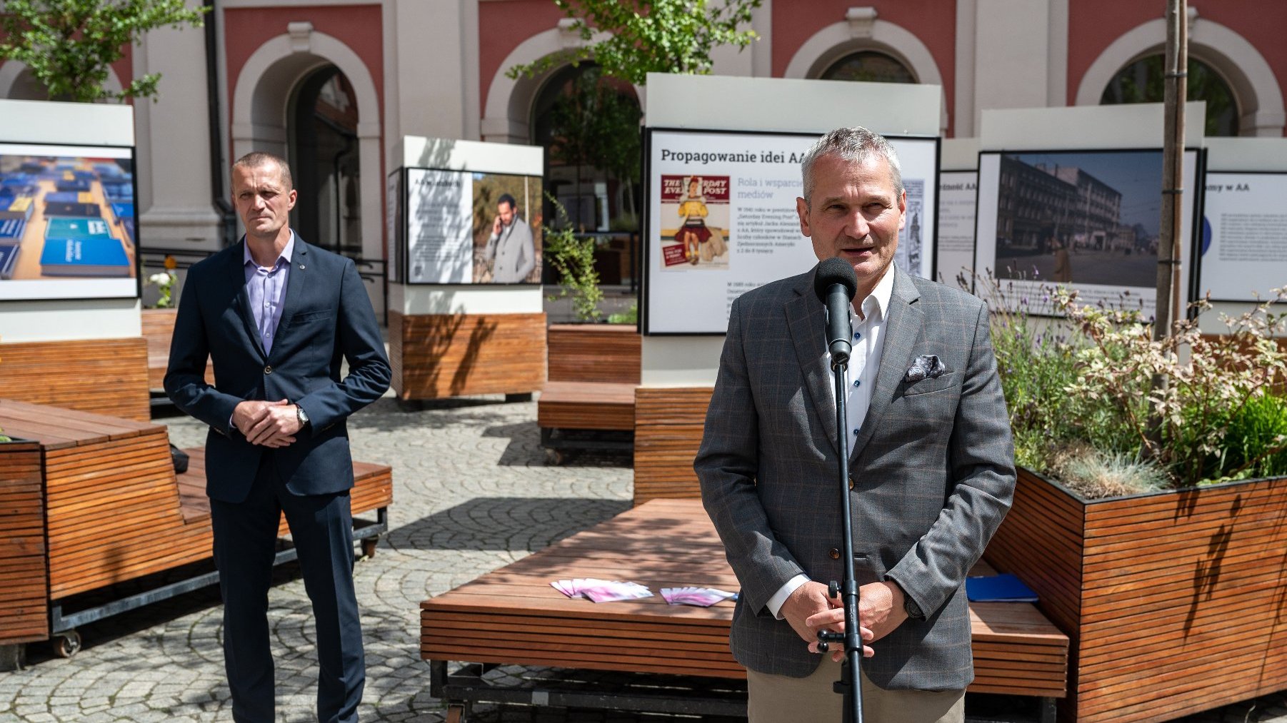 Galeria zdjęć z briefingu i wystawy na dziedzińcu Urzędu Miasta