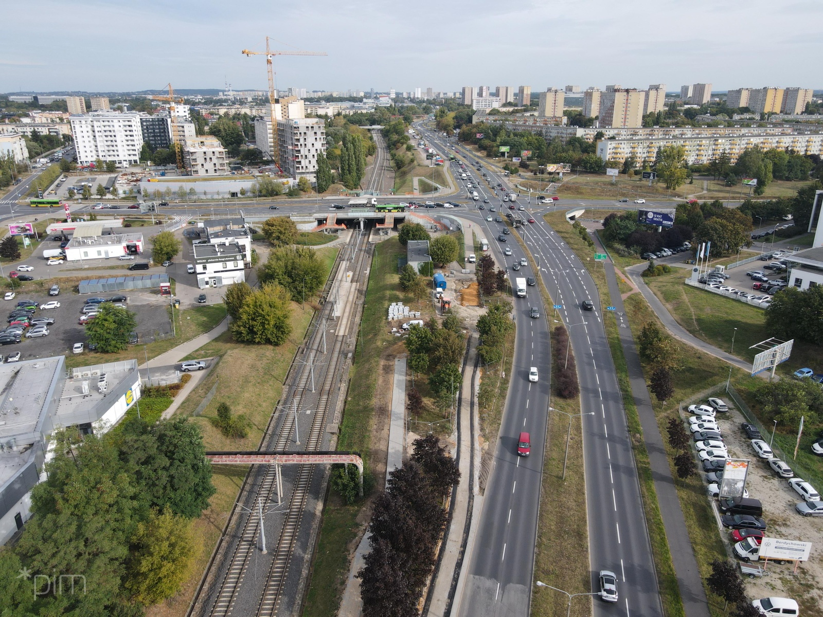 Widok z lotu ptaka na nową dorgę rowerową wzdłuż ul. Mieszka I, po której jeżdżą samochody. Po drugiej strony - tory Poznańskiego Szybkiego Tramwaju - grafika artykułu