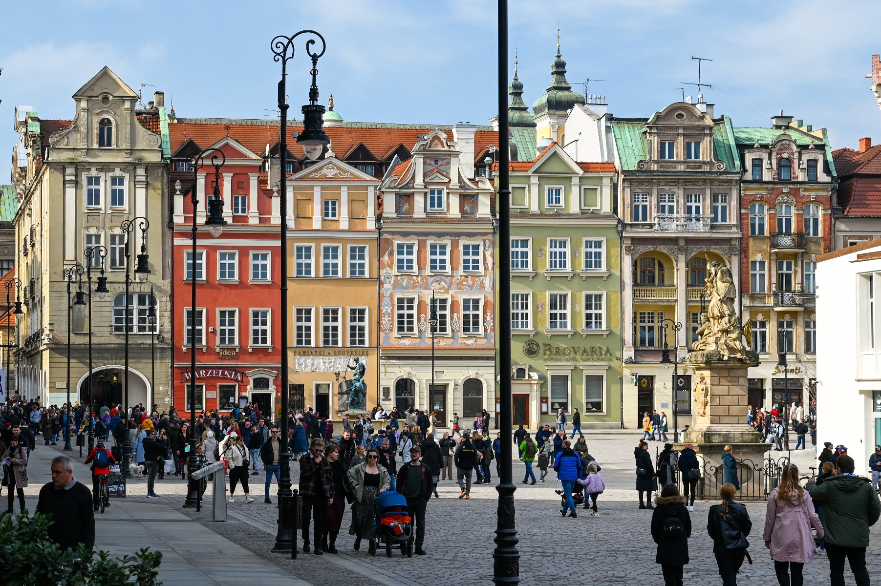 Na zdjęciu stary Rynek wypełniony ludźmi - grafika artykułu