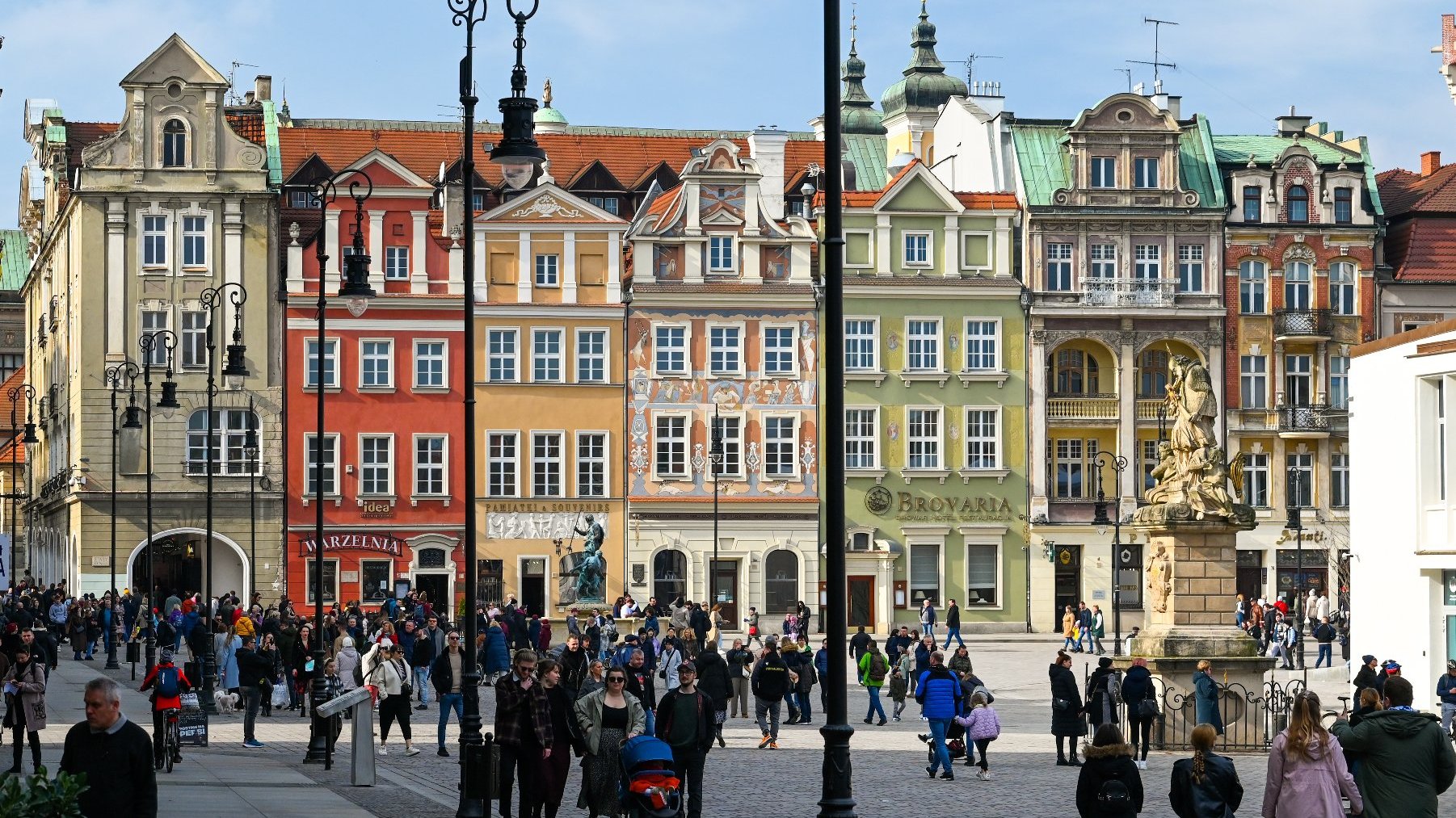 Na zdjęciu stary Rynek wypełniony ludźmi