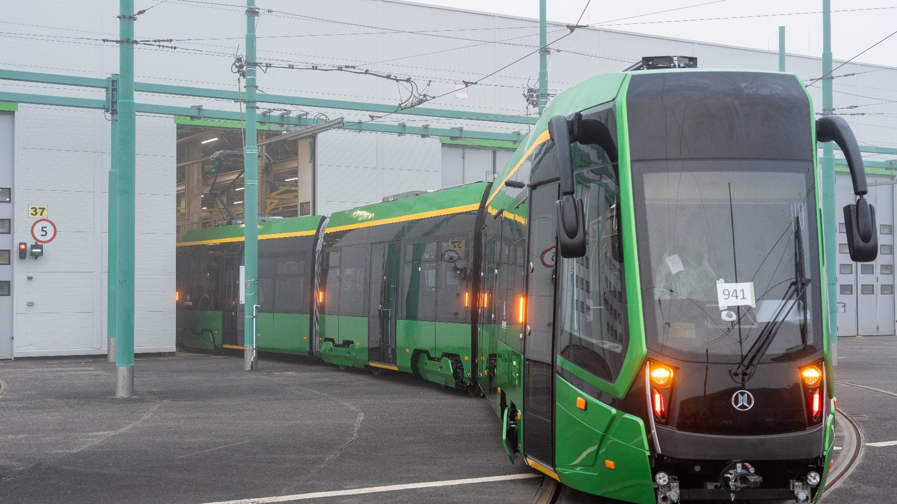 Na zdjęciu tramwaj wyjeżdżający z zajezdni