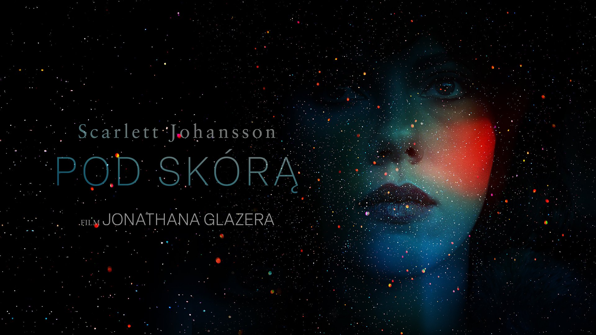 Plakat filmowy do filmu "Pod Skórą". Na plakacie widnieje napis: "Scarlett Johansson POD SKÓRĄ FILM JONATHANA GLAZERA". Tło plakatu przedstawia gwiaździste niebo z różnokolorowymi punktami reprezentującymi gwiazdy. Po prawej stronie obrazu znajduje się rozmyty, kolorowy element artystyczny.