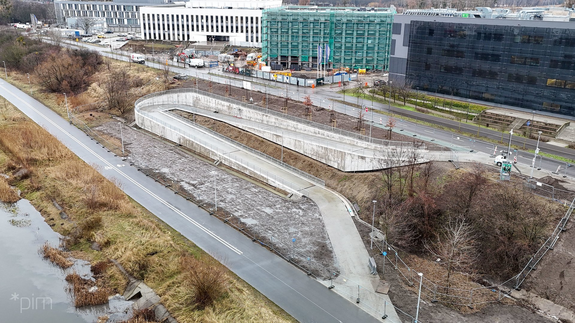 Budynki Politechniki Poznańskiej. Zjazd dla rowerów na Wartostradę