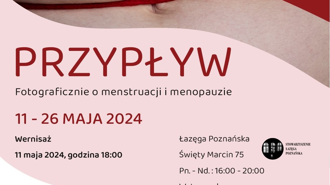 Plakat informacyjny. Dominują czerwone i rózowe kolorowy. W centrum plakatu zdjęcie brzucha przepasanego czerwoną nicią. Napis "Przypływ. Fotograficznie o menstruacji i menopauzie. 11-25 maja 2024 w Łazęga Poznańska".