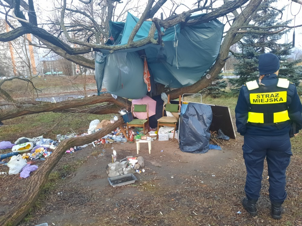 zdjęcie przedstawia patrol straży miejskiej na koczowisku - grafika artykułu