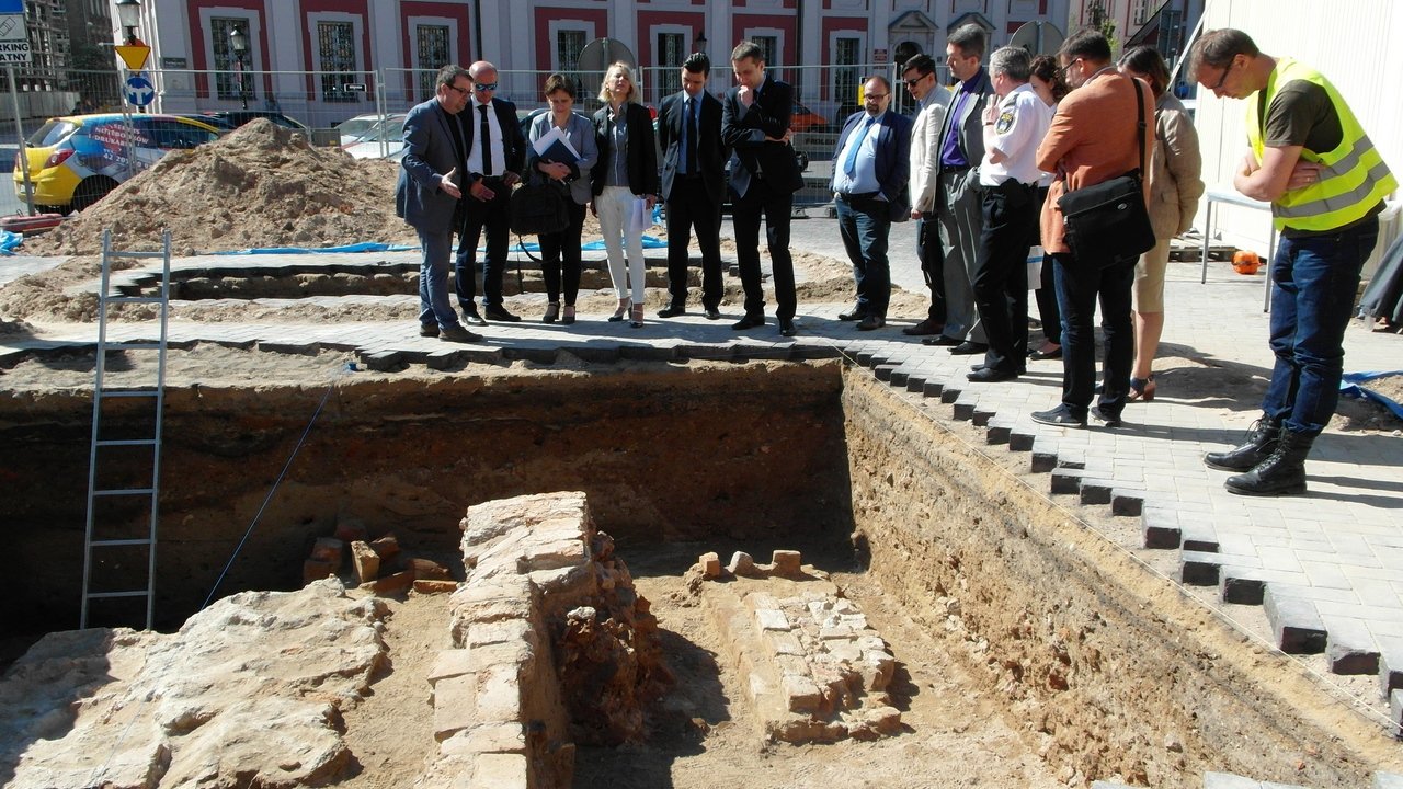 Badania archeologiczne na placu Kolegiackim