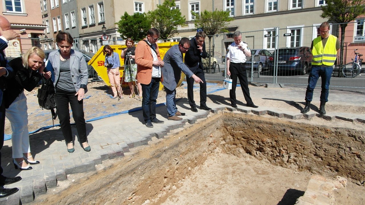 Badania archeologiczne na placu Kolegiackim