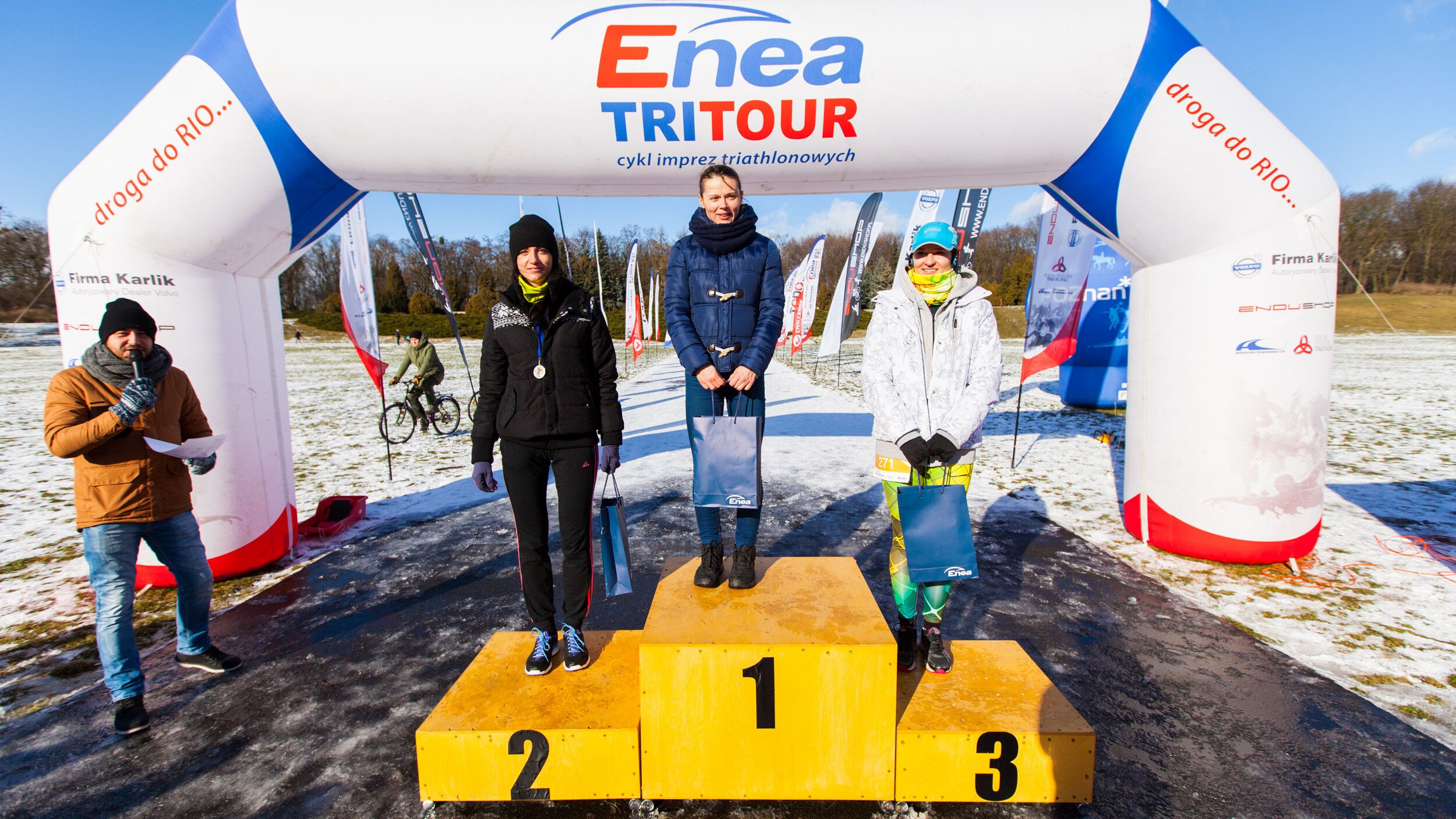 Dekoracja najlepszych zawodników na podium