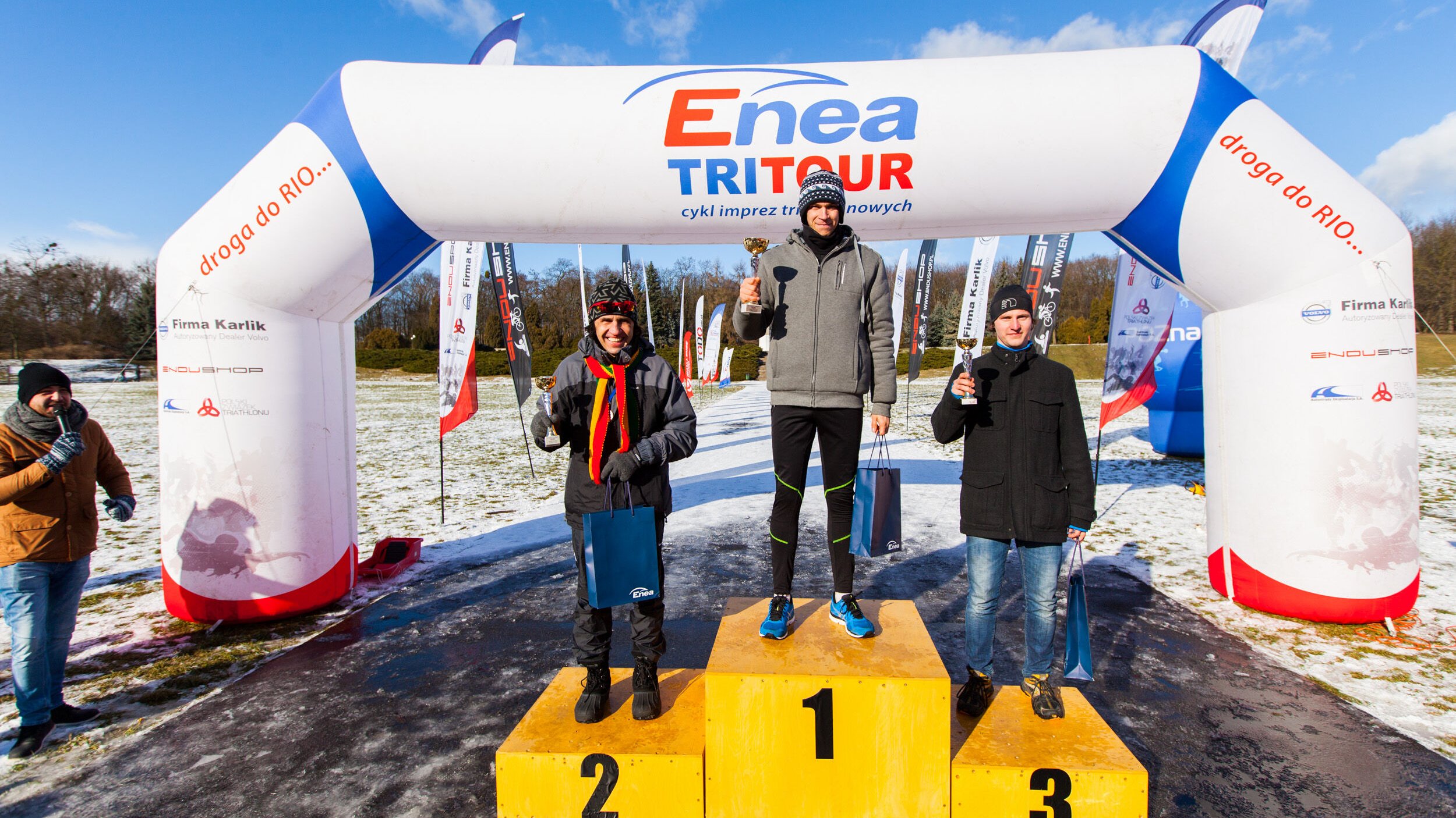 Dekoracja najlepszych zawodników na podium