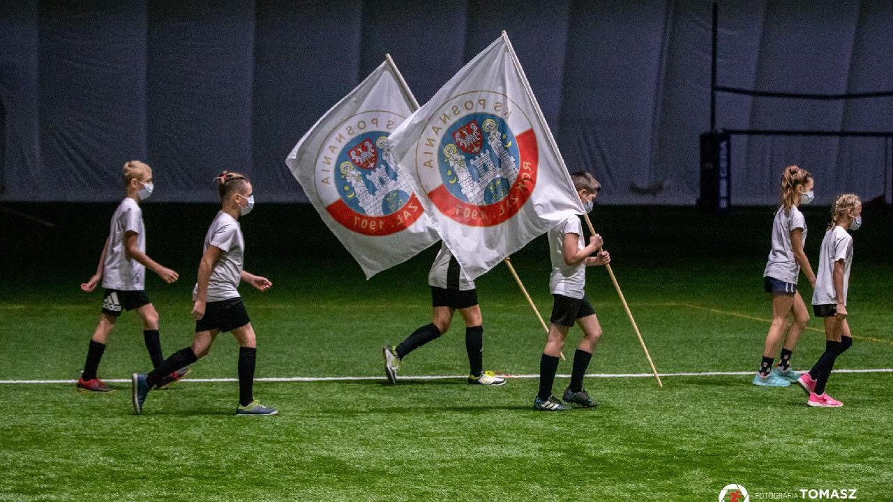 zawodnicy wnoszący flagę Posnani