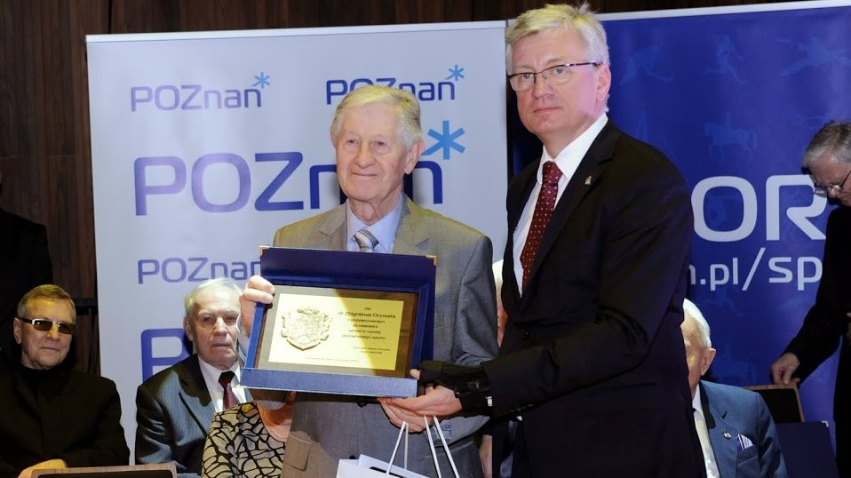 Prezydent Miasta Poznania Jacek Jaśkowiak wręcza wyróżnienia uhonorowanym Superseniorom