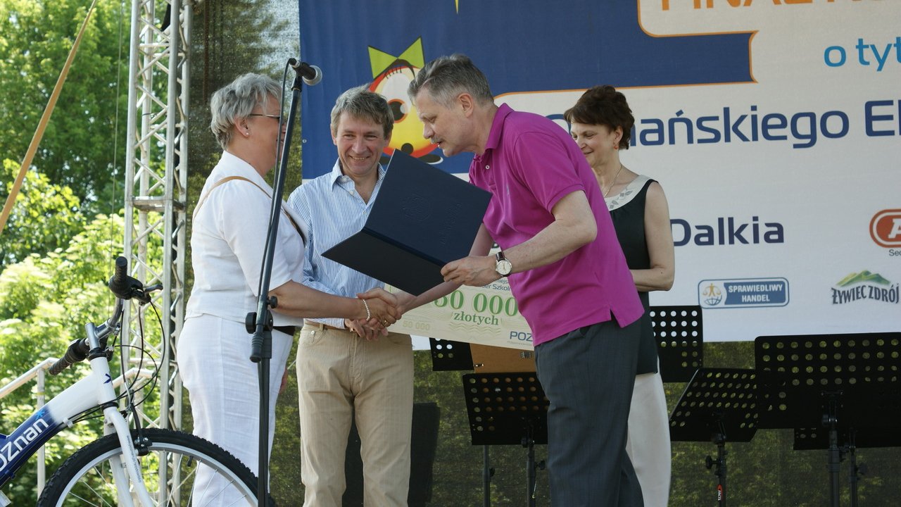 Prezydent wręcza symboliczne czeki dyrektorom szkó