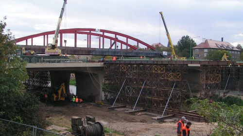 Przenoszenie przęsła nad mostem Mieszka I. Fot. Archiwum WRM