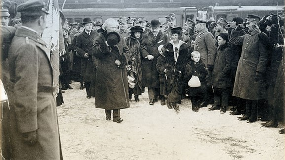 Zdjęcie licznych żołnierzy i cywili, witających Ignacego Jana Paderewskiego.