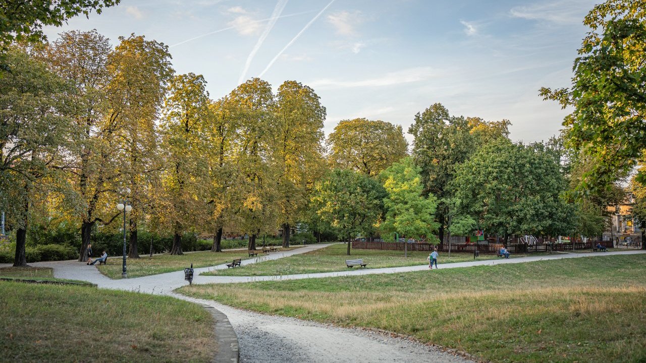 Ścieżka w parku a przy niej murek po zabytkowych granicach miasta.