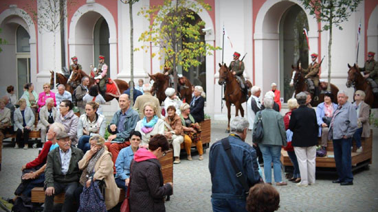 Senioralni Poznań na dziedzińcu