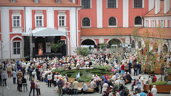 Senioralni Poznań na dziedzińcu