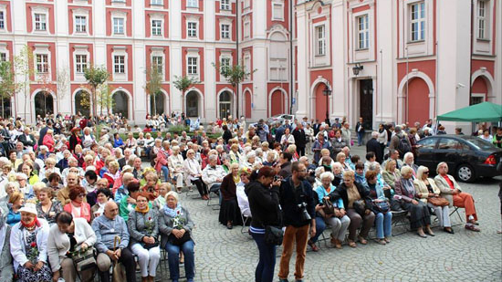 Senioralni Poznań na dziedzińcu