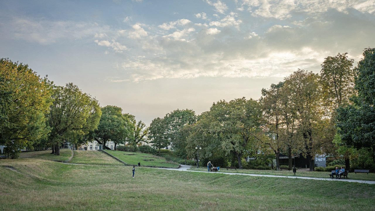 Widok na park ze schodów.