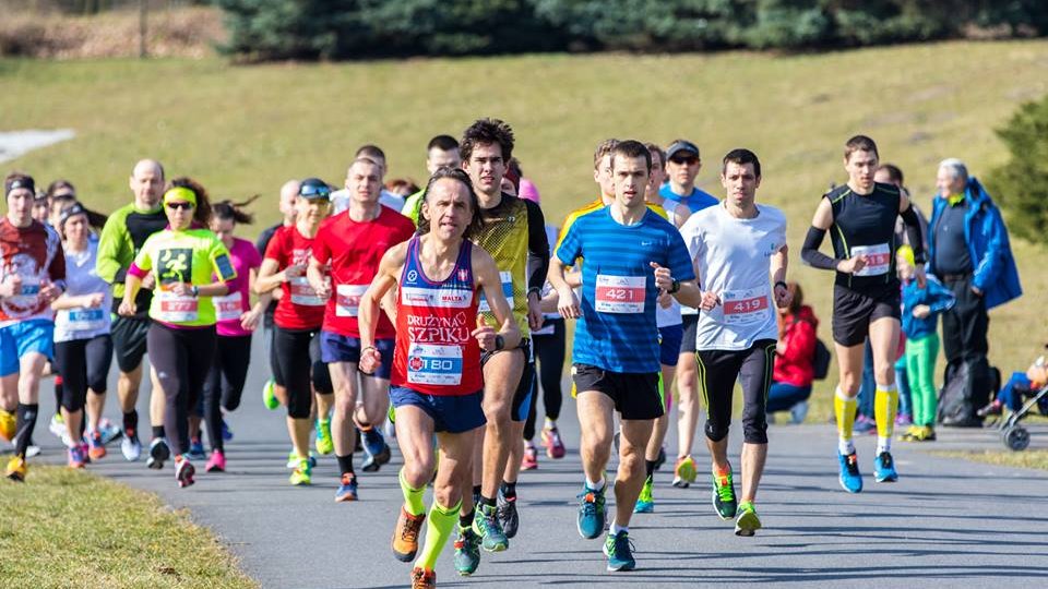 Uczestnicy biegną w grupie zaraz po rozpoczęciu