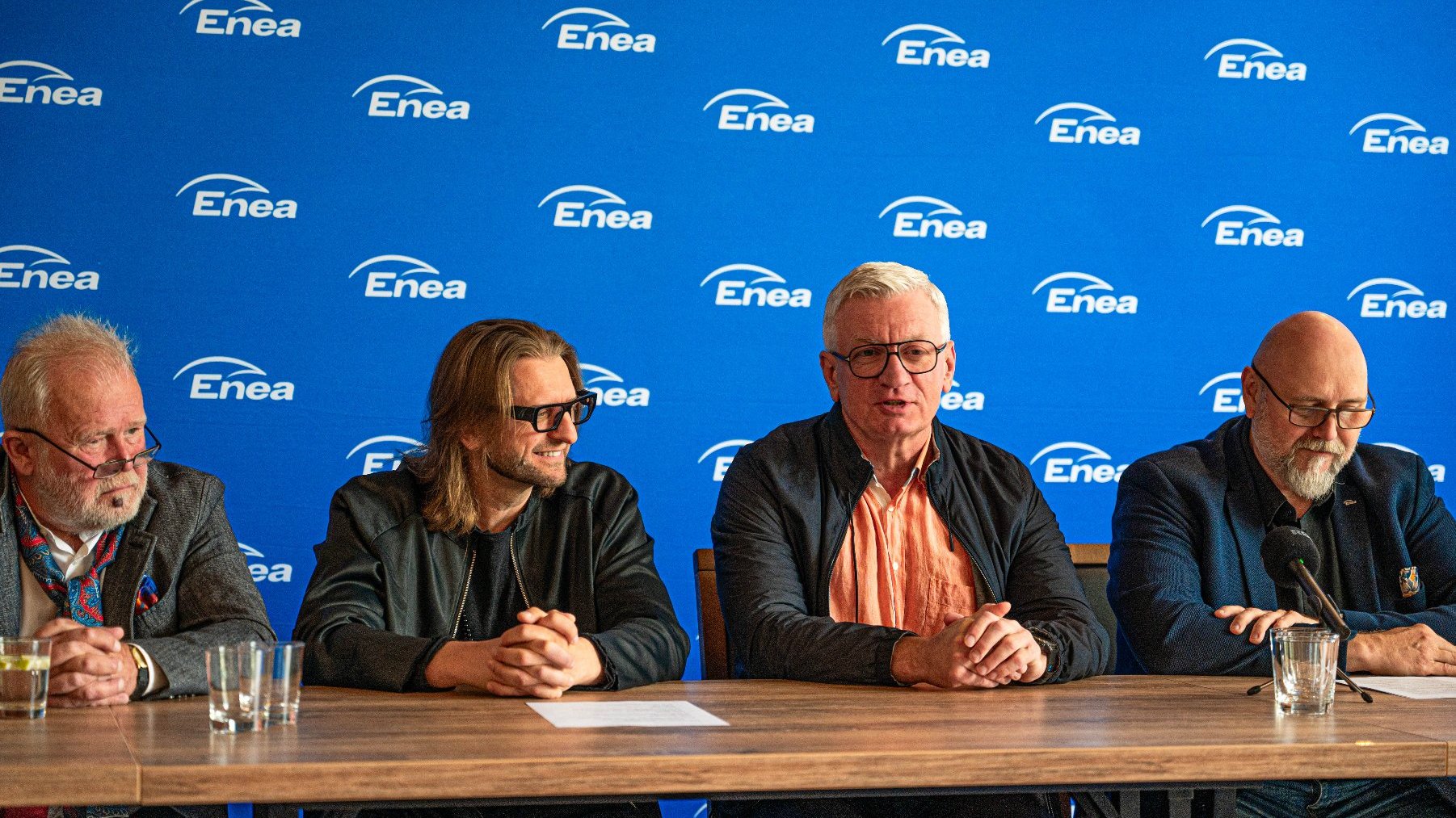 Zdjęcie z konferencji prasowej Enter Enea Festival. Pośrodku siedzą: Leszek Możdźer - dyrektor artystyczny oraz Jacek Jaśkowiak - prezydent Poznania
