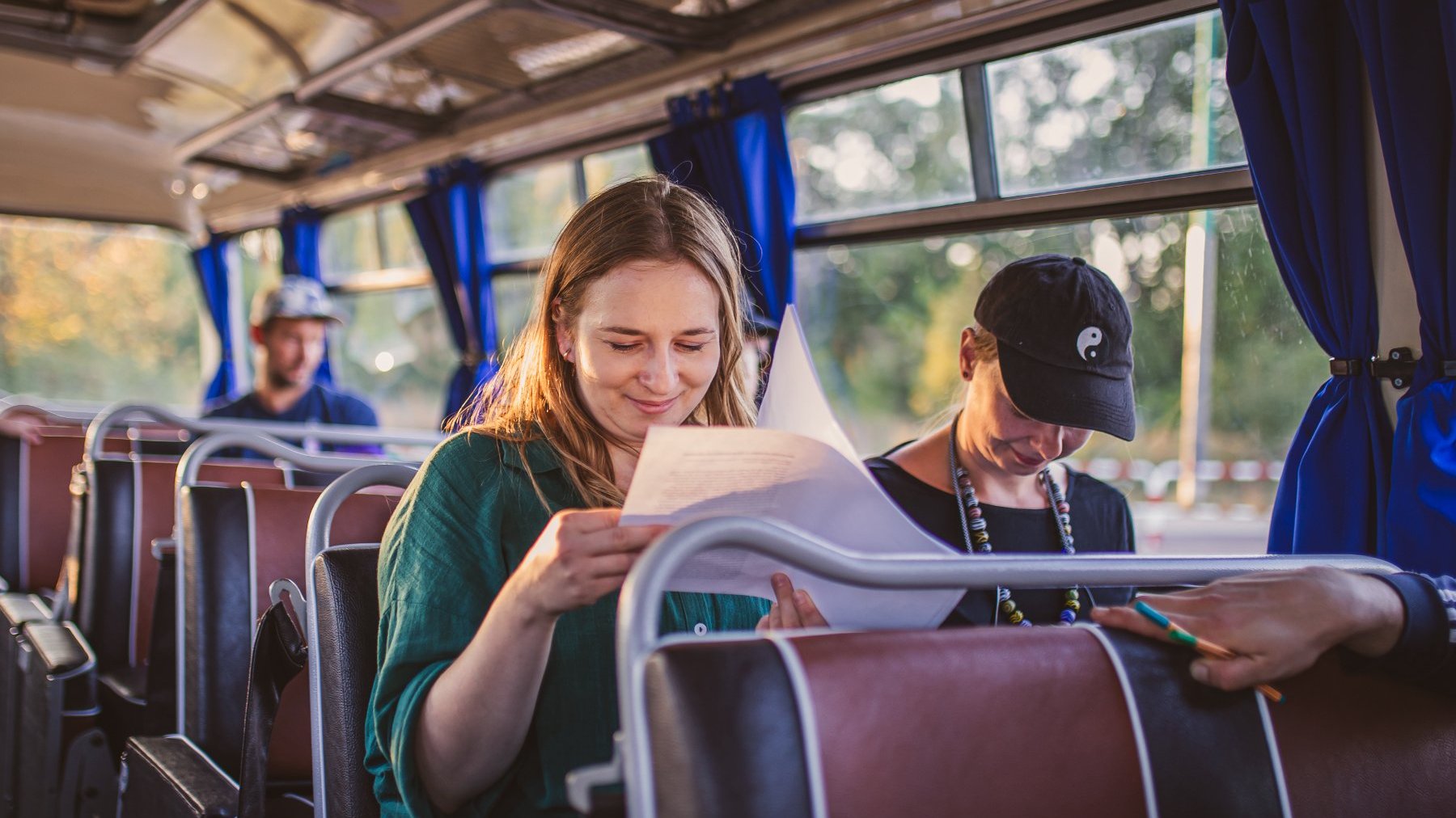 Zdjęcie przedstawia ludzi w autobusie.