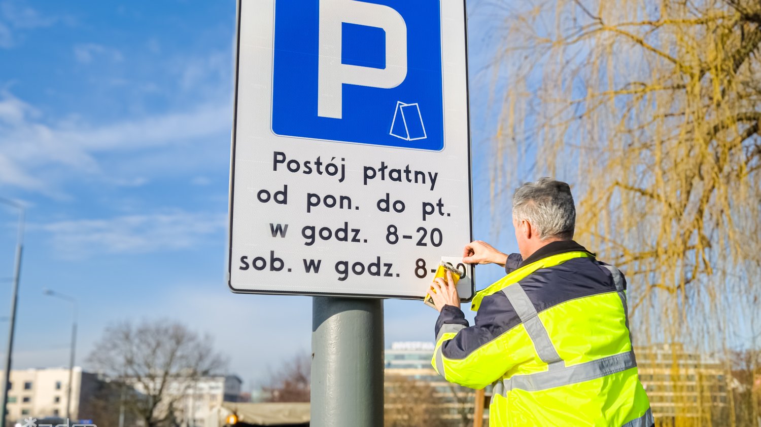 Zdjęcie osoby zmieniającej godzinę na znaku z literą P