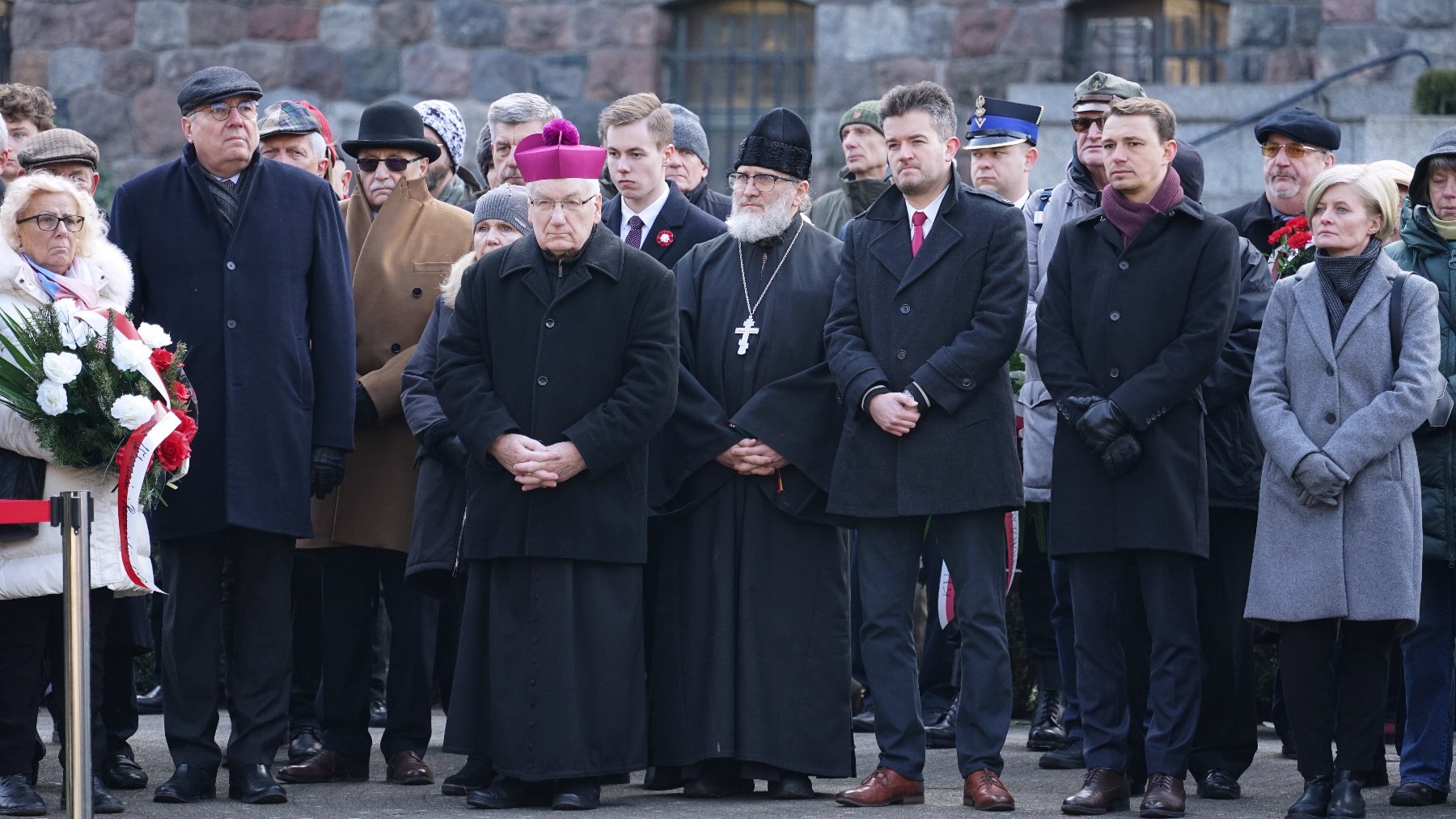 Na zdjęciu uczestnicy uroczystości, w centrum stoją duchowni