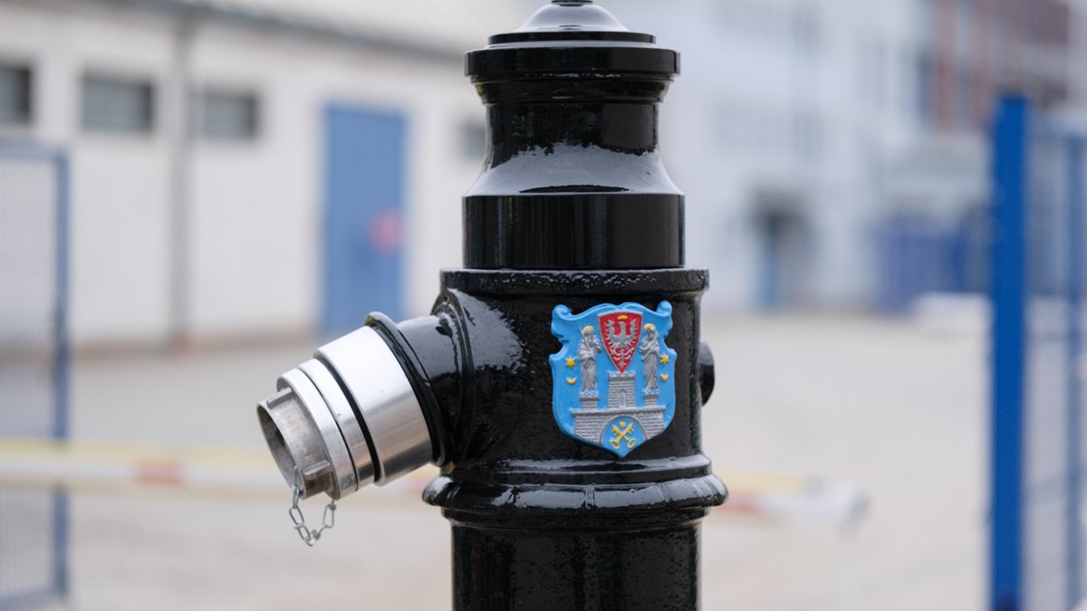 Zdjęcie przedstawia świeżo odmalowany hydrant, znajduje się na nim logo Poznania.