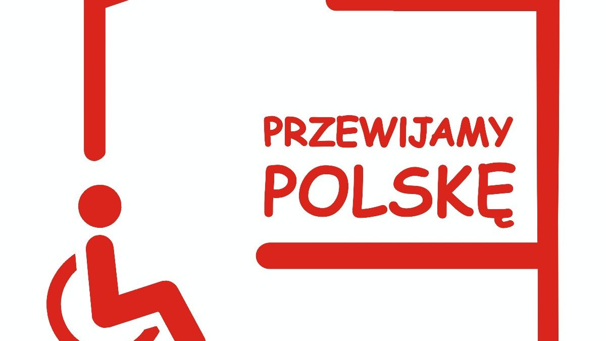 Na białym tle czerwony kontur Polski, po lewej piktogram osoba na wózku, po prawej hasło Przewijamy Polskę.