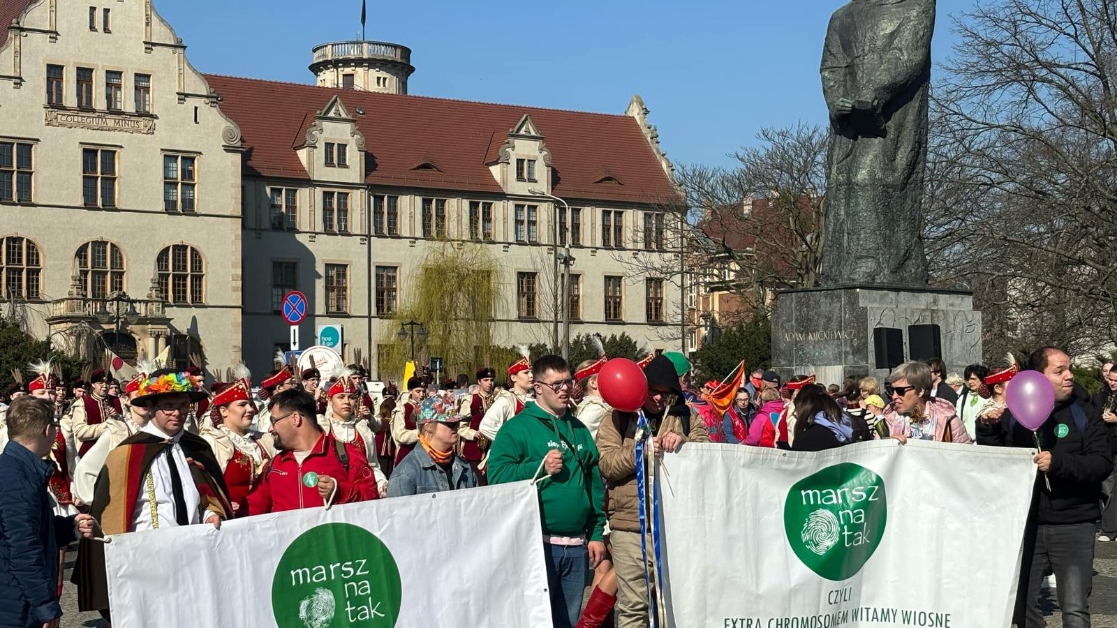 na placu Mickiewicza w Poznaniu stoi bardzo dużo ludzi trzymają balony i transparenty z hasłem Marsz na tak