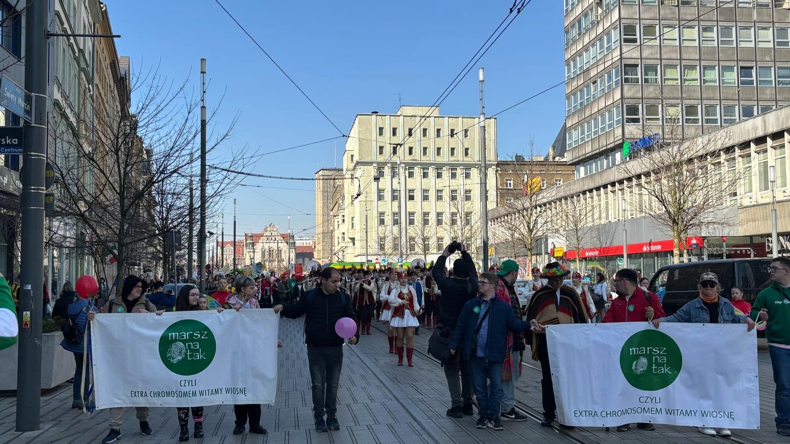 Uczestnicy marszu idą ulica święty Marcin w Poznaniu