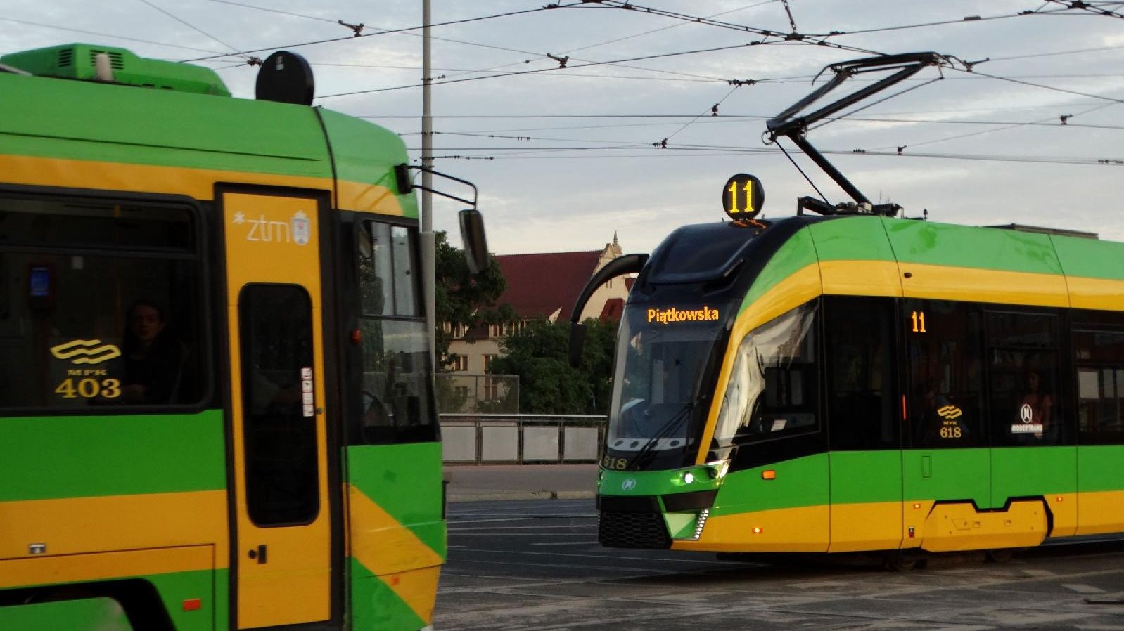 Dwa tramwaje jadące w przeciwnych kierunkach - grafika artykułu