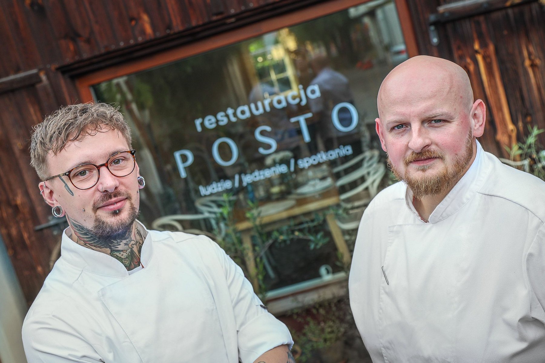 Aż 16 restauracji z Poznania i okolic zostało wyróżnionych w najnowszej edycji Michelin Guide 2025 Eleganckie wnętrze restauracji sushi. Na pierwszym planie owalny stół z dużą donicą, w której rośnie palma. Na stołach i przy barze widoczne naczynia i pałeczki. W tle rzędy stolików i krzeseł, a także regały z dekoracjami. Duże okna wpuszczają światło dzienne.