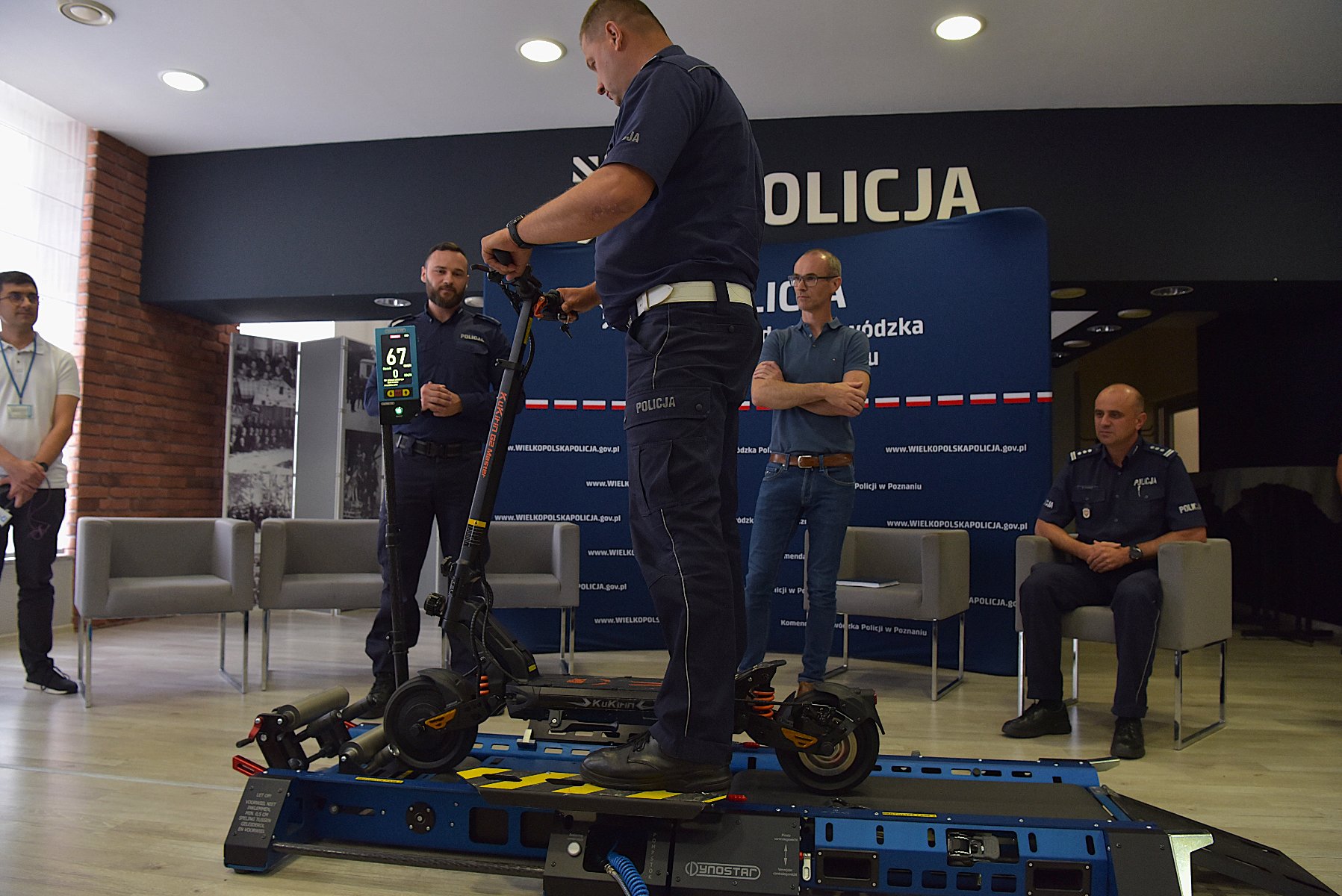 Policja chce kupić urządzenia do badania mocy silników hulajnóg i rowerów elektrycznych, żeby wyłapywać, sprawdzać i karać tych użytkowników jednośladów, których pojazdy przekraczają dozwoloną prędkość Galeria zdjęć z prezentacji urządzenia do baniania mocy silników hulajnóg i rowerów elektrycznych