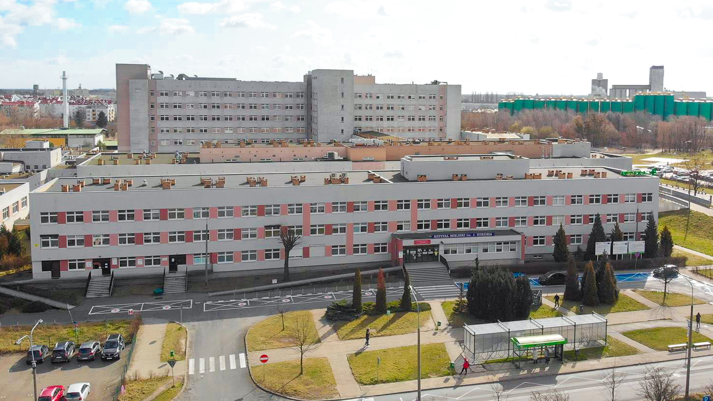 Szpital im. J. Strusia zakwalifikował się do trzeciego poziomu Krajowej Sieci Kardiologicznej Na zdjęciu szpital widziany z lotu ptaka, widać budynek i parking przed nim