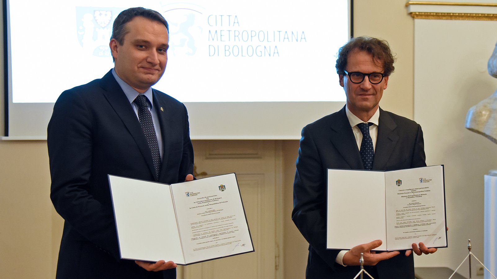 Przekazanie umowy partnerskiej z miastem Bolonia