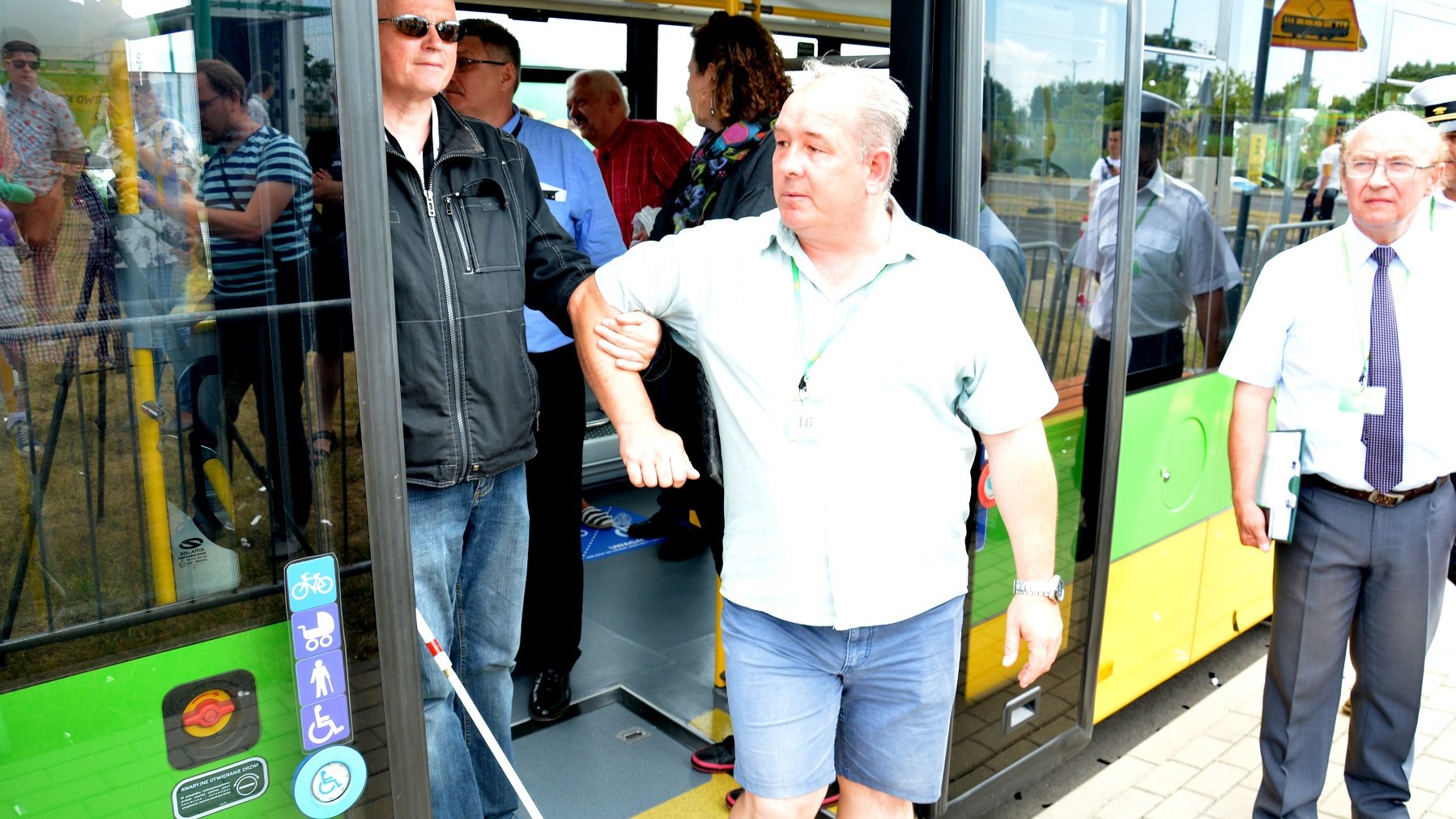 Wojciech Klarzyński wyprowadza niewidomego z autobusu