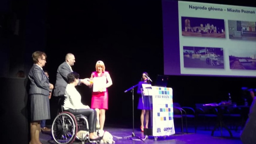 Nagrodę odebrała Dorota Potejko, pełnomocniczka prezydenta miasta ds. osób z niepełnosprawnościami