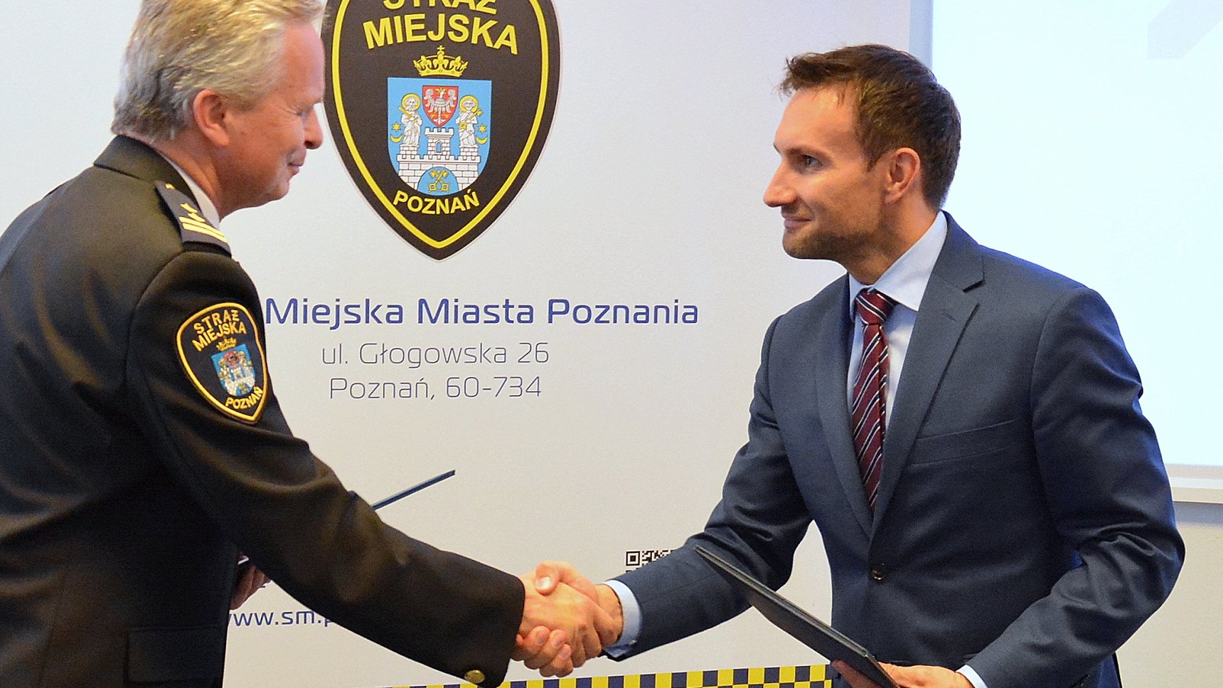 Tomasz Lewandowski, zastępca prezydenta Poznania oraz Waldemar Matuszewski, komendant straży miejskiej, podpisali porozumienie